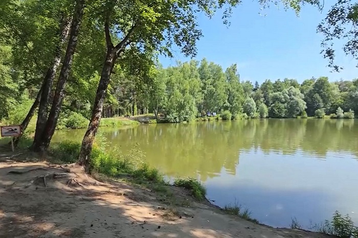 Берега озера Стрелка в Раменском очищены от мусора, аварийных и сухостойных деревьев