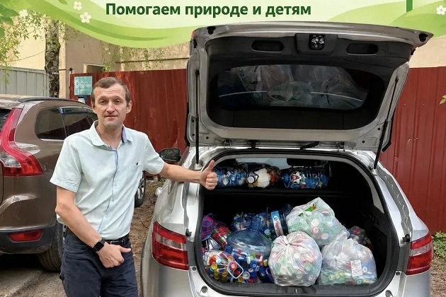 Полный багажник «добрых крышечек» привез в офис регоператора в Люберцах председатель РОО «Федерация за всеобщий мир»